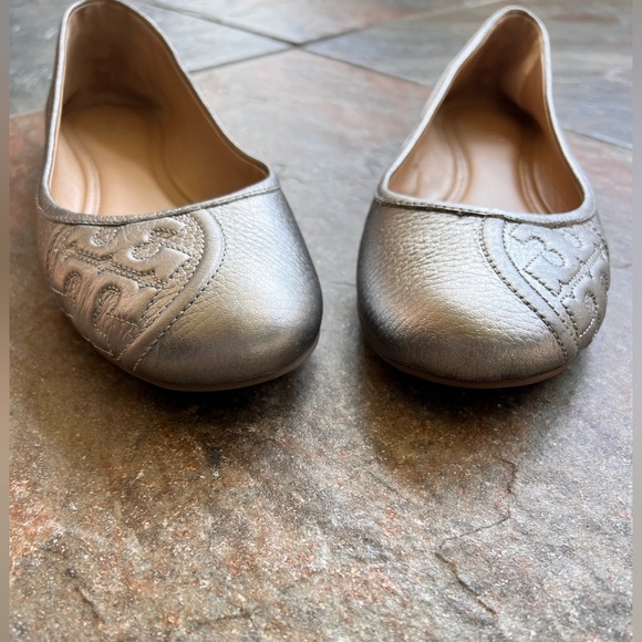 Tory Burch Silver/Pewter Ruby Ballet Flats Logo Pebbled Leather Size 8 - Picture 5 of 6